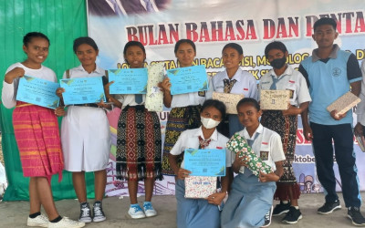 XII IPA 2 Juara Umum Lomba Bulan Bahasa
